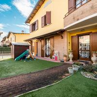 VILLA A SCHIERA A SCANDIANO
