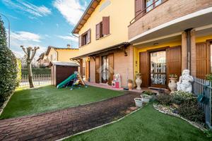 VILLA A SCHIERA A SCANDIANO