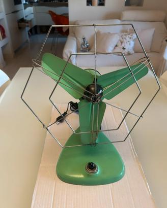 Ventilatore vintage verde in metallo