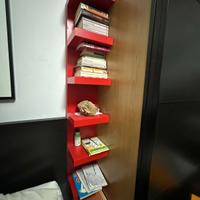 2 librerie colonna malm, 1 rossa 1 nera