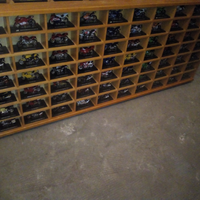 Bacheca con 70 modellini di moto