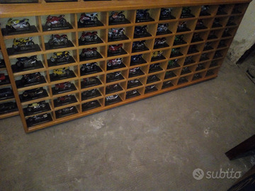 Bacheca con 70 modellini di moto