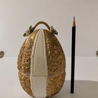 Uovo in ceramica di Capodimonte 