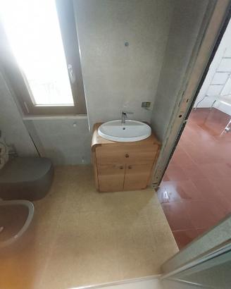 bagno bordi arrotondati in rovere cassetto ante