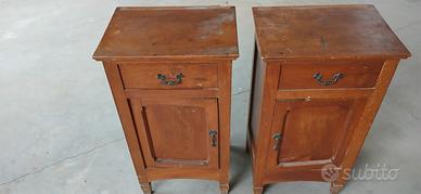 coppia di comodini in legno 