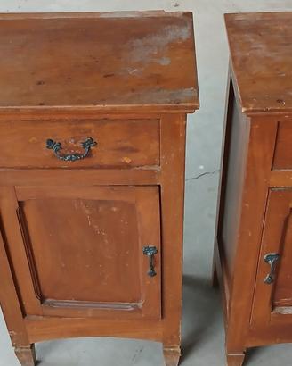 coppia di comodini in legno 