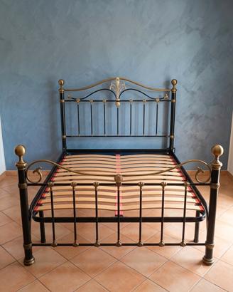 struttura letto in ferro battuto  di colore Blue a
