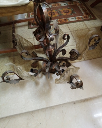 Lampadario in ferro battuto