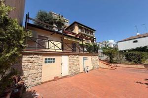 Villa di 90 m² con più di 5 locali e box auto a Sa