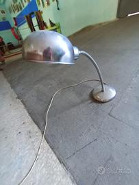 Lampada da tavolo anni 50 in metallo
