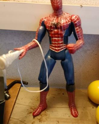 SpederMan  lancia ragnatele