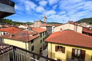 Casa indipendente di 300 m² con più di 5 locali a 