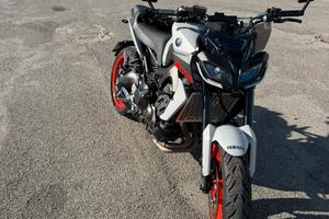 Yamaha mt09 gen2 2020 - 8.500km