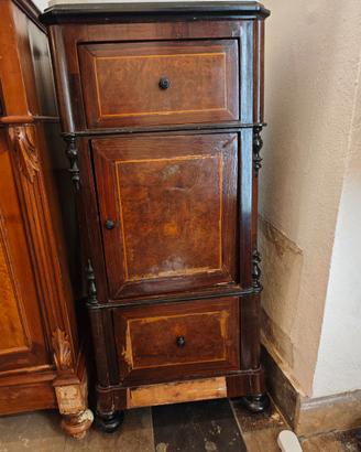 Comodini antichi in legno
