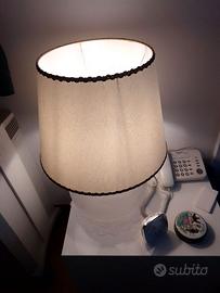 Lampada da tavolo o comodino con paralume
