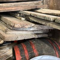 Vecchie porte e assi di legno