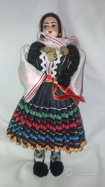 Bambola in costume tradizionale Greco