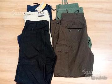 Pantaloni con tasche laterali tipo militare
