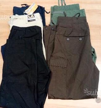 Pantaloni con tasche laterali tipo militare
