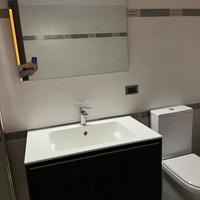Composizione mobile bagno con lavabo e specchio