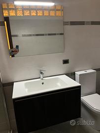 Composizione mobile bagno con lavabo e specchio