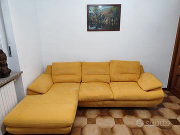 divano tenuto maniacalmente 