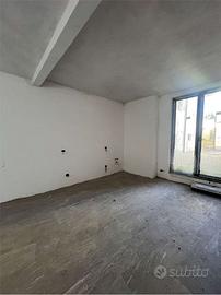 Centro paese, a due passi dal lago