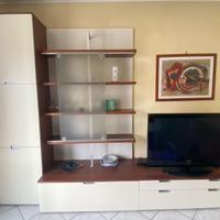 Parete attrezzata con ripiani, cassetti e vetrina