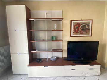 Parete attrezzata con ripiani, cassetti e vetrina