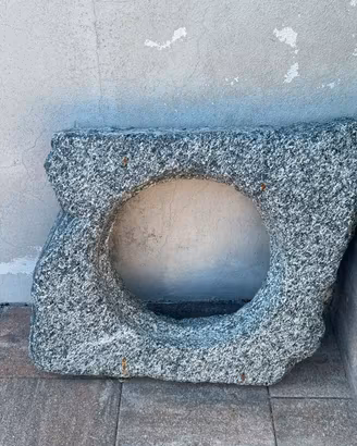 Blocco in Granito Scavato/Forato D'Epoca