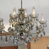 Lampadario con cristalli a goccia.