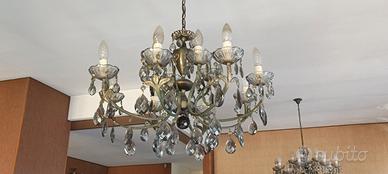 Lampadario con cristalli a goccia.