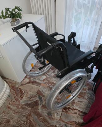 Sedia a rotelle reclinabile
