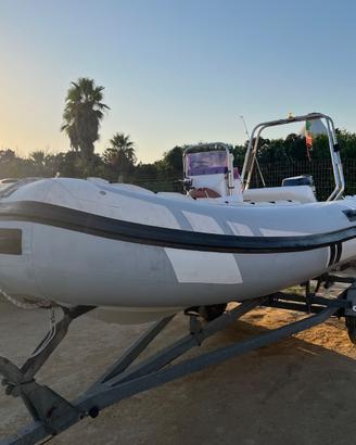 Gommone chiglia rigida con motore Yamaha 25cv