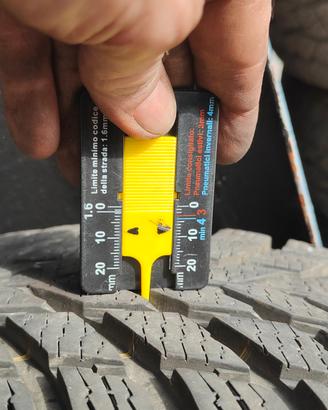 pneumatici invernali Nokian snowproof 225/60/17 