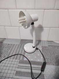lampada da tavolo con collo flessibile