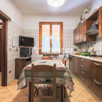 PORZIONE DI BIFAMILIARE CON TAVERNA E GIARDINO