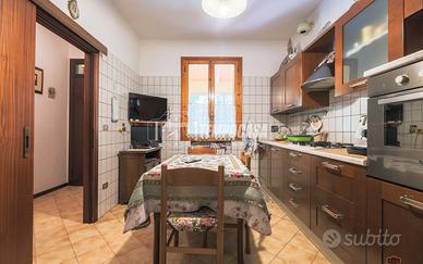 PORZIONE DI BIFAMILIARE CON TAVERNA E GIARDINO