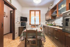 PORZIONE DI BIFAMILIARE CON TAVERNA E GIARDINO