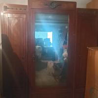 Armadio in legno fatto a mano