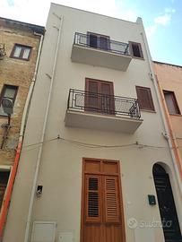 Palazzina indipendente su più piani via Torino