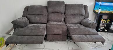 divano con recliner automatici