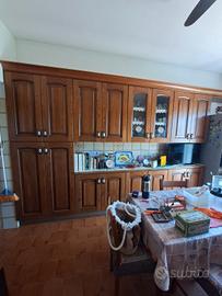Cucina completa di  elettrodomestici. 