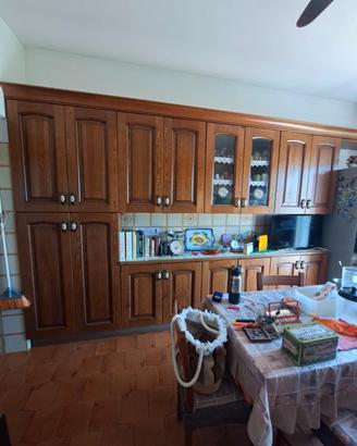 Cucina completa di  elettrodomestici. 