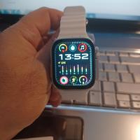 Smartwatch con cinturino arancio, bianco e nero