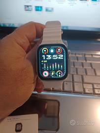 Smartwatch con cinturino arancio, bianco e nero