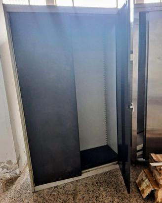 Armadio in ferro a due ante