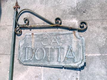 Antica insegna stradale, ferro dipinto