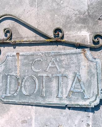 Antica insegna stradale, ferro dipinto