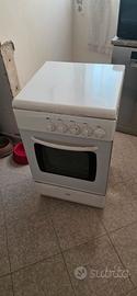 Cucina a gas con forno, 4 fuochi, funzionante
